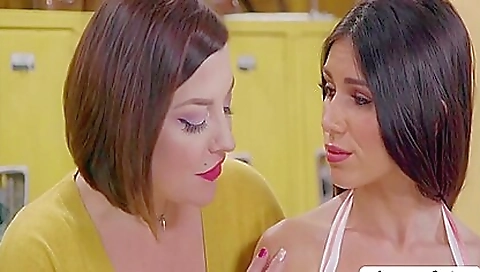 Short haired girl pussy licking